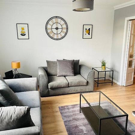 Wolverhampton Large 3 Bedrooms 5 Bed House Perfect For Short & Long Stays Contractors Business Nhs Insurance 1 Bathroom And Separate Wc Private Garden Driveway For 2 Large Vehicles Close To City Centre M6 M54 And Walsall Willenhall Cannock Property Dış mekan fotoğraf