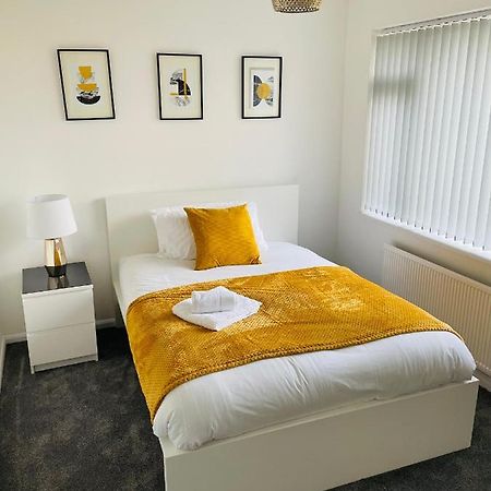 Wolverhampton Large 3 Bedrooms 5 Bed House Perfect For Short & Long Stays Contractors Business Nhs Insurance 1 Bathroom And Separate Wc Private Garden Driveway For 2 Large Vehicles Close To City Centre M6 M54 And Walsall Willenhall Cannock Property Dış mekan fotoğraf