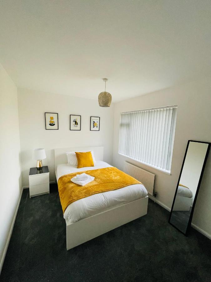 Wolverhampton Large 3 Bedrooms 5 Bed House Perfect For Short & Long Stays Contractors Business Nhs Insurance 1 Bathroom And Separate Wc Private Garden Driveway For 2 Large Vehicles Close To City Centre M6 M54 And Walsall Willenhall Cannock Property Dış mekan fotoğraf