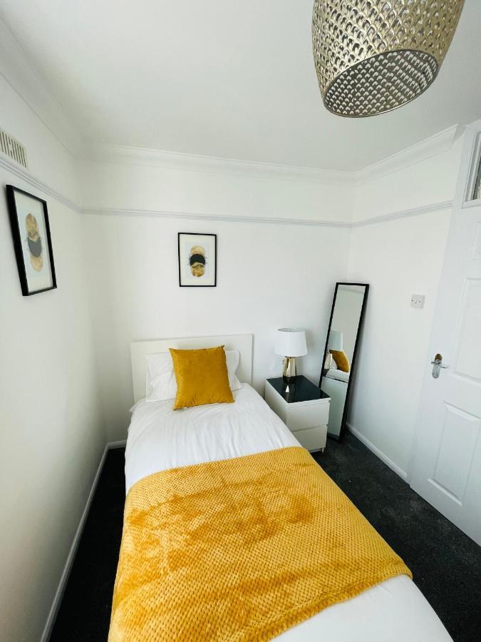 Wolverhampton Large 3 Bedrooms 5 Bed House Perfect For Short & Long Stays Contractors Business Nhs Insurance 1 Bathroom And Separate Wc Private Garden Driveway For 2 Large Vehicles Close To City Centre M6 M54 And Walsall Willenhall Cannock Property Dış mekan fotoğraf