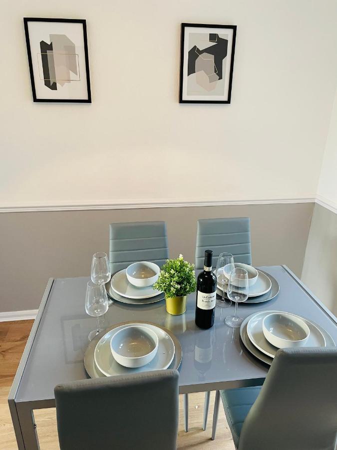 Wolverhampton Large 3 Bedrooms 5 Bed House Perfect For Short & Long Stays Contractors Business Nhs Insurance 1 Bathroom And Separate Wc Private Garden Driveway For 2 Large Vehicles Close To City Centre M6 M54 And Walsall Willenhall Cannock Property Dış mekan fotoğraf