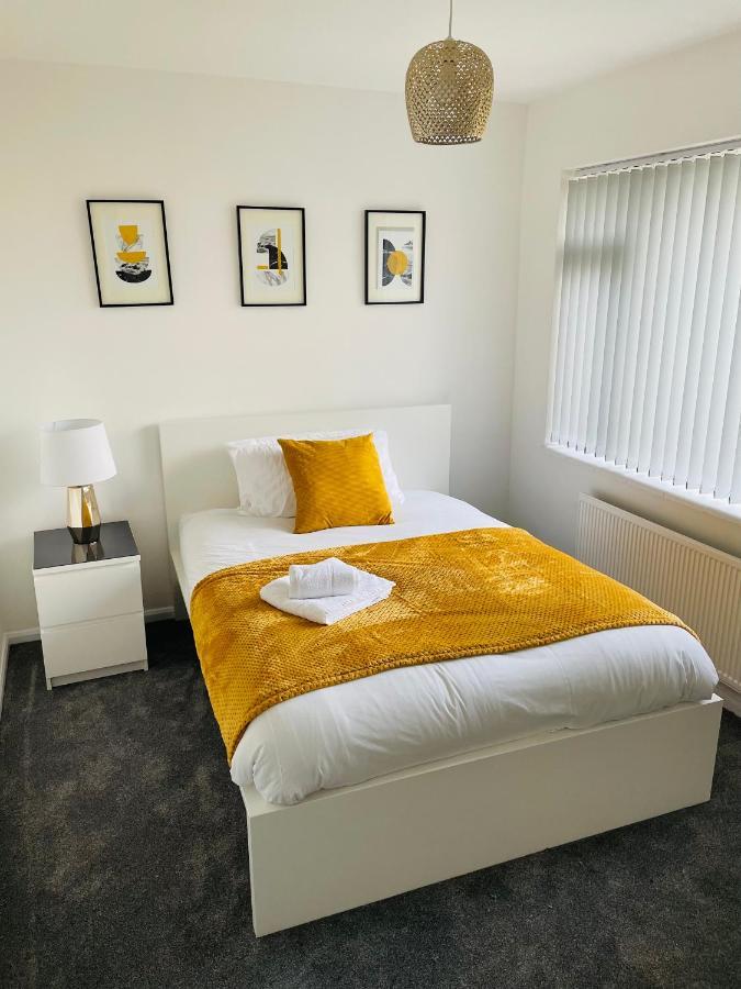 Wolverhampton Large 3 Bedrooms 5 Bed House Perfect For Short & Long Stays Contractors Business Nhs Insurance 1 Bathroom And Separate Wc Private Garden Driveway For 2 Large Vehicles Close To City Centre M6 M54 And Walsall Willenhall Cannock Property Dış mekan fotoğraf