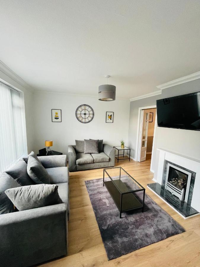 Wolverhampton Large 3 Bedrooms 5 Bed House Perfect For Short & Long Stays Contractors Business Nhs Insurance 1 Bathroom And Separate Wc Private Garden Driveway For 2 Large Vehicles Close To City Centre M6 M54 And Walsall Willenhall Cannock Property Dış mekan fotoğraf