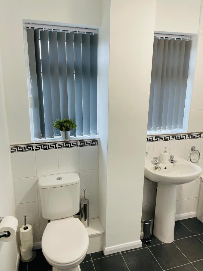 Wolverhampton Large 3 Bedrooms 5 Bed House Perfect For Short & Long Stays Contractors Business Nhs Insurance 1 Bathroom And Separate Wc Private Garden Driveway For 2 Large Vehicles Close To City Centre M6 M54 And Walsall Willenhall Cannock Property Dış mekan fotoğraf