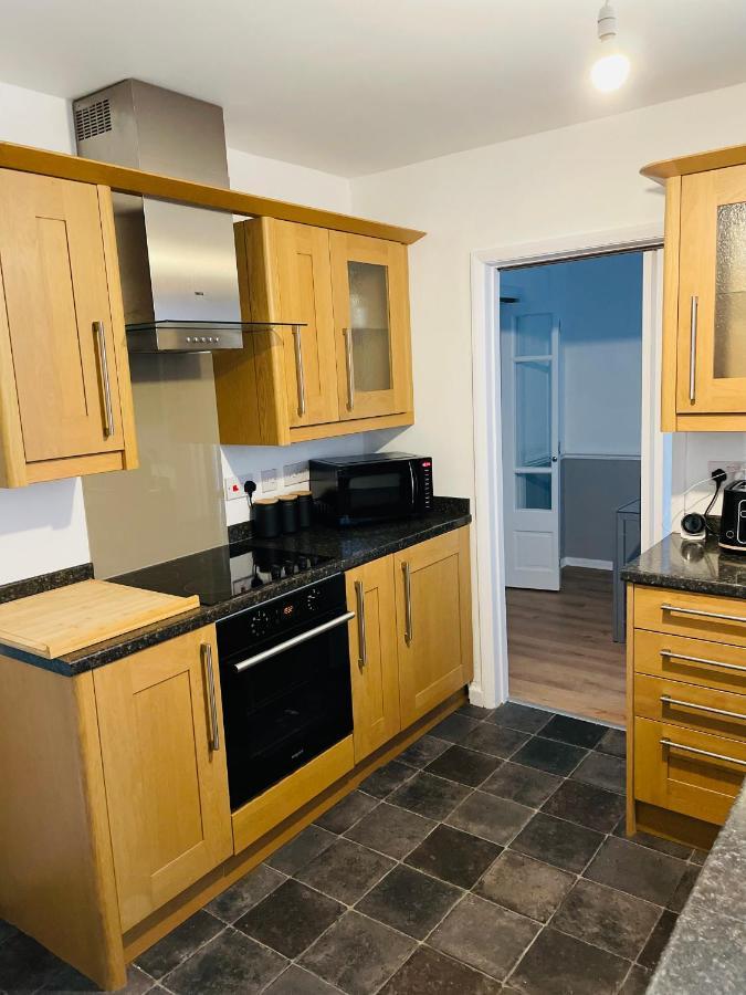 Wolverhampton Large 3 Bedrooms 5 Bed House Perfect For Short & Long Stays Contractors Business Nhs Insurance 1 Bathroom And Separate Wc Private Garden Driveway For 2 Large Vehicles Close To City Centre M6 M54 And Walsall Willenhall Cannock Property Dış mekan fotoğraf