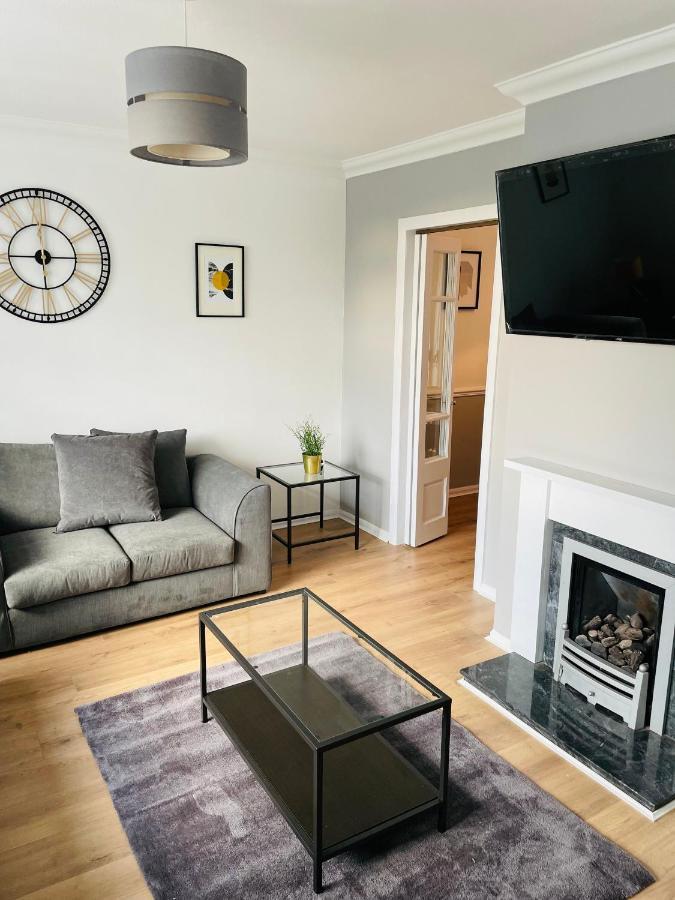 Wolverhampton Large 3 Bedrooms 5 Bed House Perfect For Short & Long Stays Contractors Business Nhs Insurance 1 Bathroom And Separate Wc Private Garden Driveway For 2 Large Vehicles Close To City Centre M6 M54 And Walsall Willenhall Cannock Property Dış mekan fotoğraf
