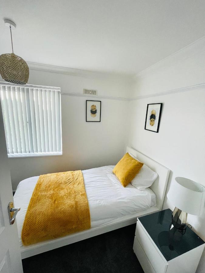 Wolverhampton Large 3 Bedrooms 5 Bed House Perfect For Short & Long Stays Contractors Business Nhs Insurance 1 Bathroom And Separate Wc Private Garden Driveway For 2 Large Vehicles Close To City Centre M6 M54 And Walsall Willenhall Cannock Property Dış mekan fotoğraf