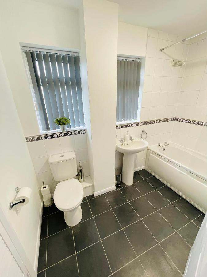 Wolverhampton Large 3 Bedrooms 5 Bed House Perfect For Short & Long Stays Contractors Business Nhs Insurance 1 Bathroom And Separate Wc Private Garden Driveway For 2 Large Vehicles Close To City Centre M6 M54 And Walsall Willenhall Cannock Property Dış mekan fotoğraf