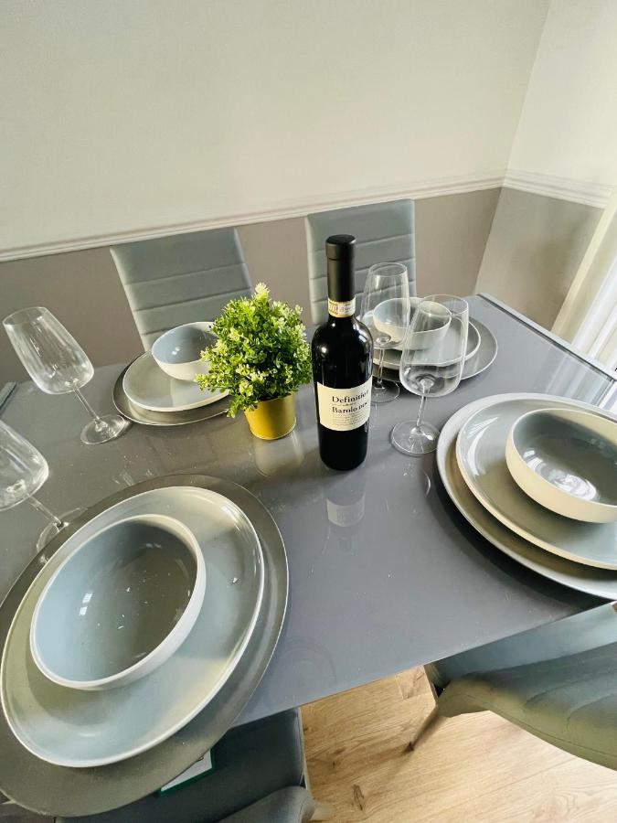 Wolverhampton Large 3 Bedrooms 5 Bed House Perfect For Short & Long Stays Contractors Business Nhs Insurance 1 Bathroom And Separate Wc Private Garden Driveway For 2 Large Vehicles Close To City Centre M6 M54 And Walsall Willenhall Cannock Property Dış mekan fotoğraf