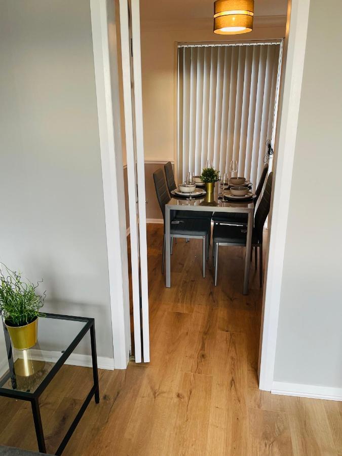 Wolverhampton Large 3 Bedrooms 5 Bed House Perfect For Short & Long Stays Contractors Business Nhs Insurance 1 Bathroom And Separate Wc Private Garden Driveway For 2 Large Vehicles Close To City Centre M6 M54 And Walsall Willenhall Cannock Property Dış mekan fotoğraf