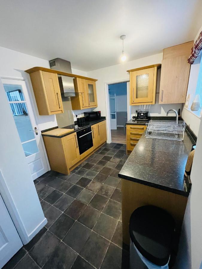 Wolverhampton Large 3 Bedrooms 5 Bed House Perfect For Short & Long Stays Contractors Business Nhs Insurance 1 Bathroom And Separate Wc Private Garden Driveway For 2 Large Vehicles Close To City Centre M6 M54 And Walsall Willenhall Cannock Property Dış mekan fotoğraf