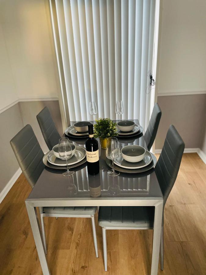 Wolverhampton Large 3 Bedrooms 5 Bed House Perfect For Short & Long Stays Contractors Business Nhs Insurance 1 Bathroom And Separate Wc Private Garden Driveway For 2 Large Vehicles Close To City Centre M6 M54 And Walsall Willenhall Cannock Property Dış mekan fotoğraf