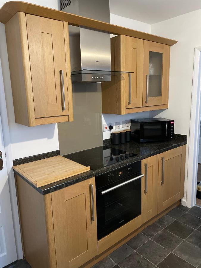 Wolverhampton Large 3 Bedrooms 5 Bed House Perfect For Short & Long Stays Contractors Business Nhs Insurance 1 Bathroom And Separate Wc Private Garden Driveway For 2 Large Vehicles Close To City Centre M6 M54 And Walsall Willenhall Cannock Property Dış mekan fotoğraf